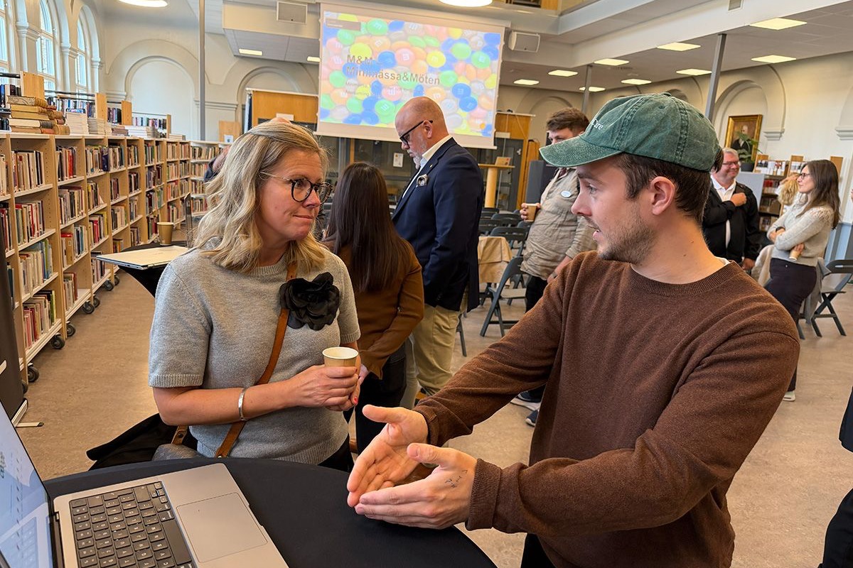 Edith Care showing Edith to a visitor at Forum Smarta Hållbara Karlstad